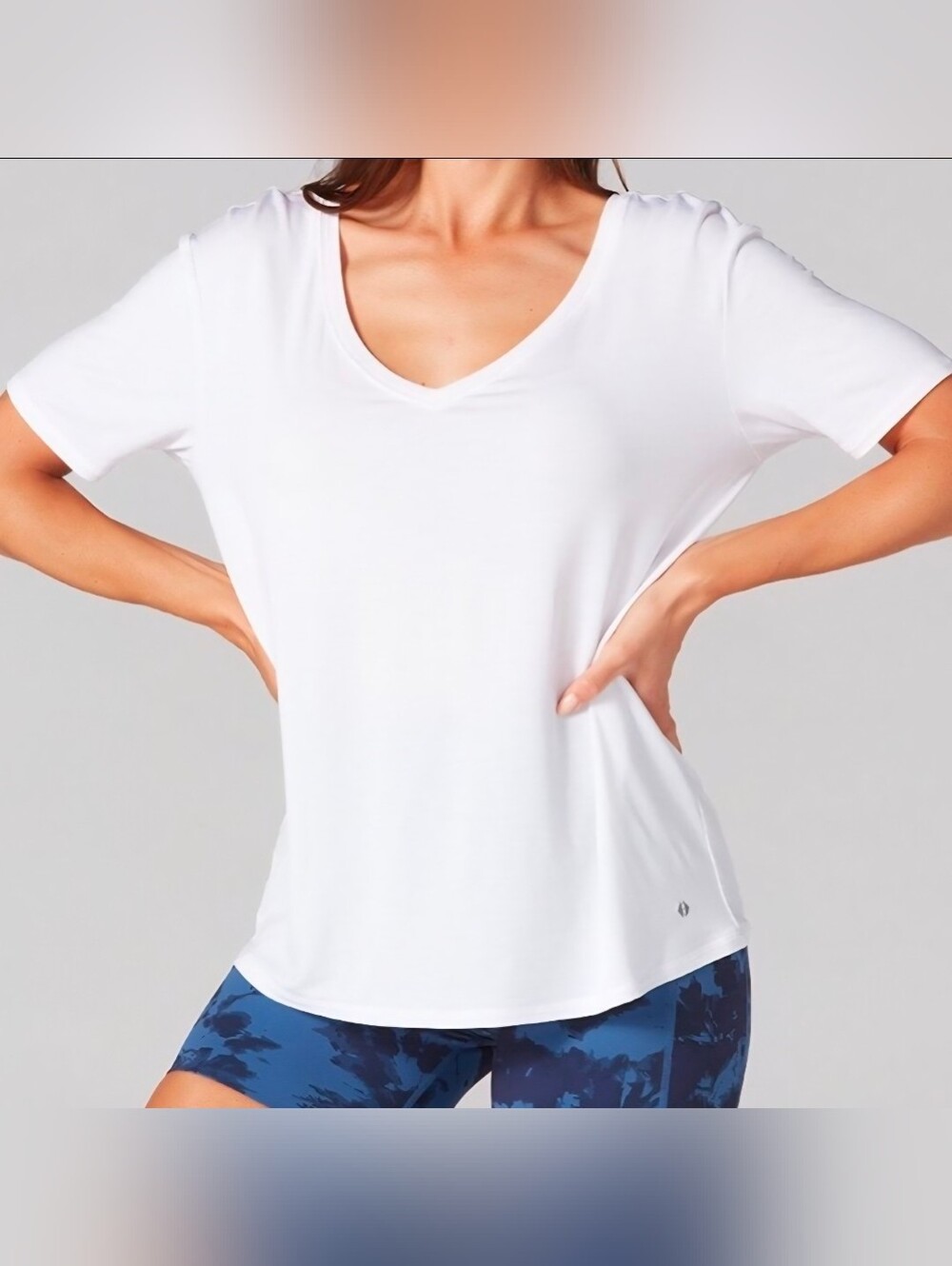 WMNS V-Neck Tee - White | S
